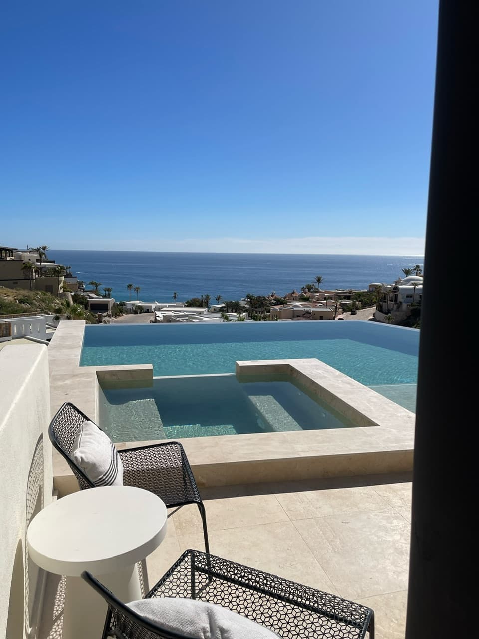 Hot tub at the edge of the infinity pool